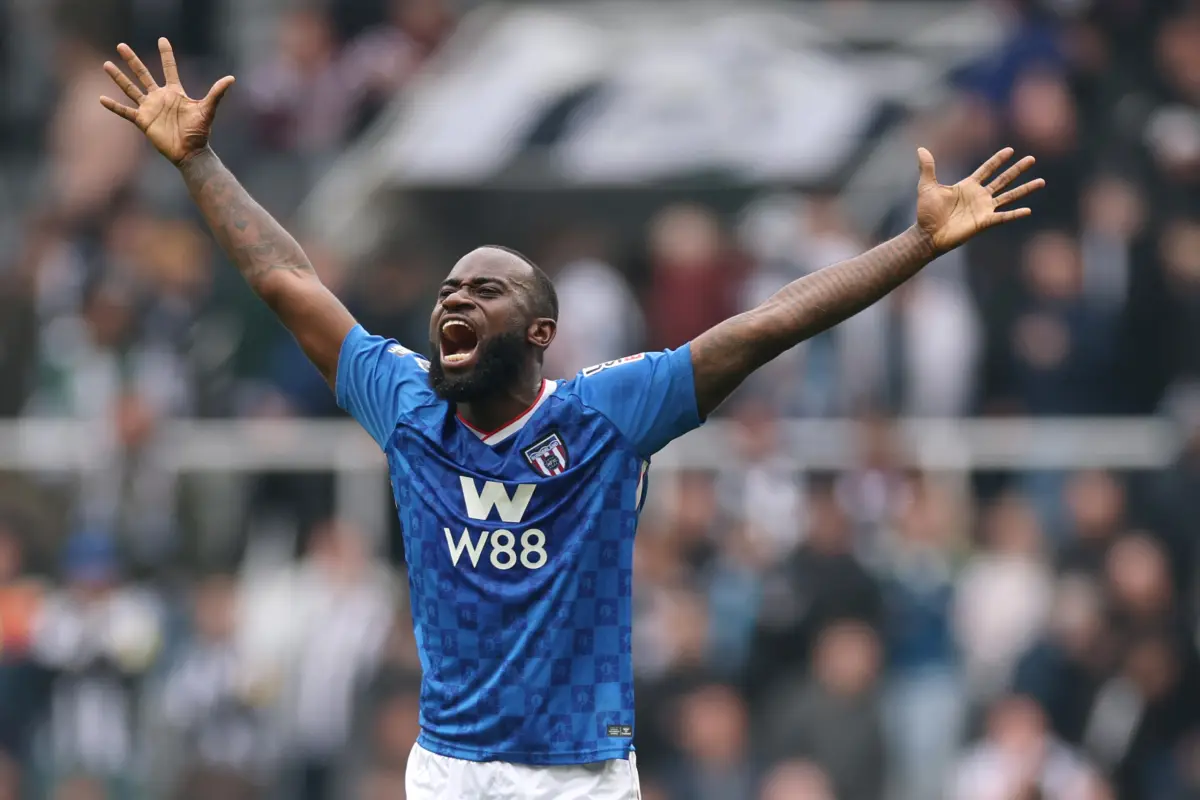 Sunderland Rejoin Geertruida Pursuit: Perfect Fit for Le Bris?
